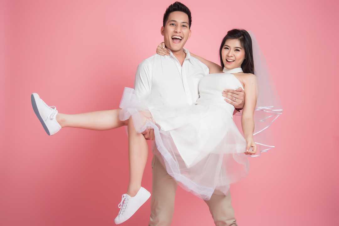 groom-carrying-his-bride-casual-wedding-dress-1